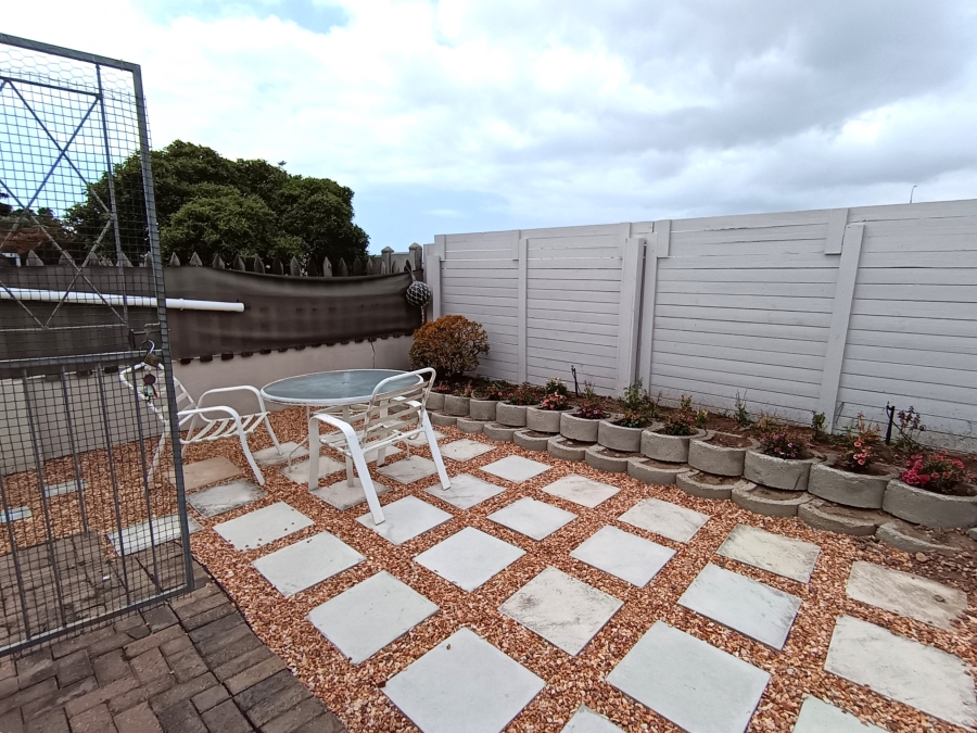 2 Bedroom Property for Sale in Wavecrest Eastern Cape